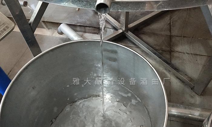 雅大烤酒設(shè)備出酒快，操作簡(jiǎn)單