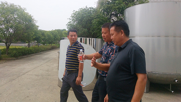 引進(jìn)白酒生產(chǎn)設(shè)備發(fā)展釀酒產(chǎn)業(yè)，為當(dāng)?shù)亓羰厝鯕埓迕裉峁┚蜆I(yè)崗位