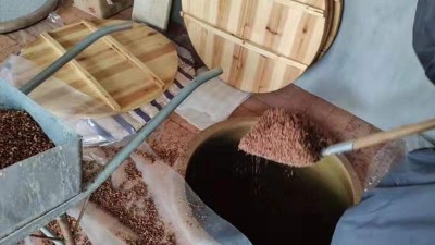 身邊有個用白酒生產(chǎn)設備釀純糧酒的朋友，千金難求...