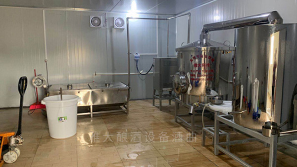 受疫情影響不讓養(yǎng)蛇，用新式白酒釀酒設(shè)備做酒迎來新未來！