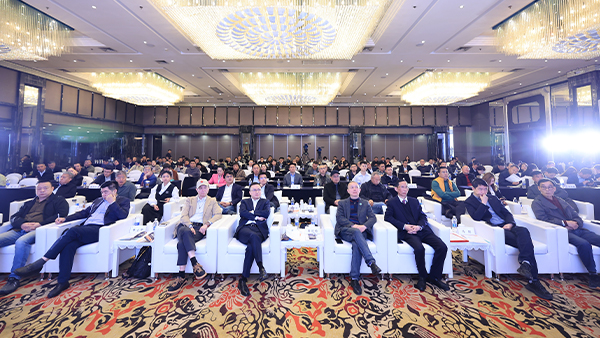 【標準化·產(chǎn)業(yè)鏈·強品牌】雅大董事長胡順開 出席2025第四屆果酒產(chǎn)業(yè)發(fā)展大會并致開幕詞