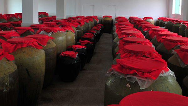 用中型釀酒設(shè)備開酒坊，純糧無添加是我們zui大的賣點(diǎn)！