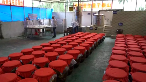 黎云勛憑1套白酒釀酒設(shè)備釀酒致富，并帶領(lǐng)村民就業(yè)