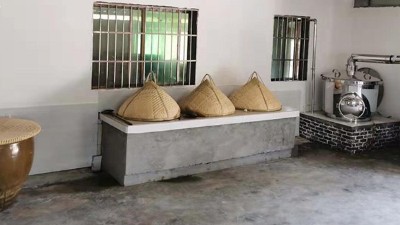 1臺傳統(tǒng)釀酒設(shè)備+幾口大缸+70平米民房，釀酒就這么簡單