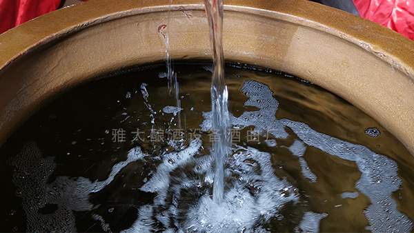 花費(fèi)2000萬買茅臺沒一瓶真的，農(nóng)村大型釀酒設(shè)備釀的酒更靠譜