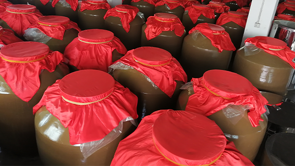 農(nóng)貿(mào)市場(chǎng)里的散酒是白酒廠釀酒設(shè)備釀造的純糧酒嗎？