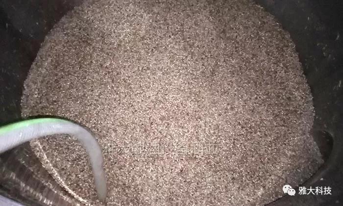 白酒釀酒設(shè)備蒸糧過程-加燜水