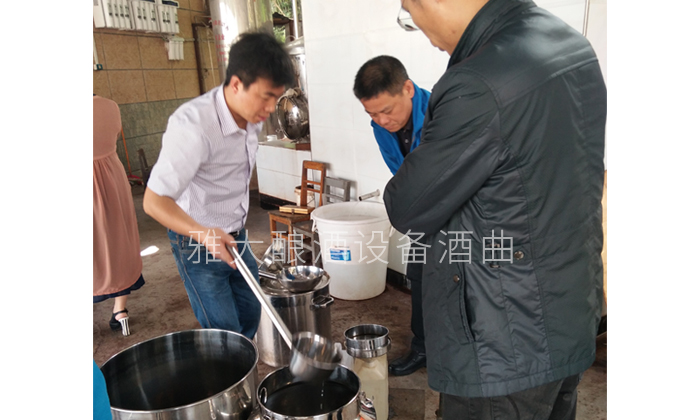 9.15品嘗剛剛從釀酒蒸餾設(shè)備中蒸餾出來(lái)的頭酒