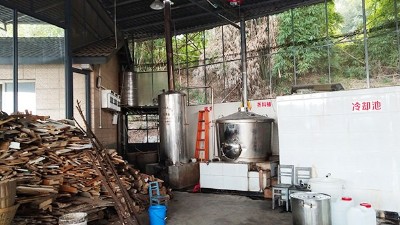 35歲后我已不再年輕，我就用釀酒蒸餾設備回家釀酒