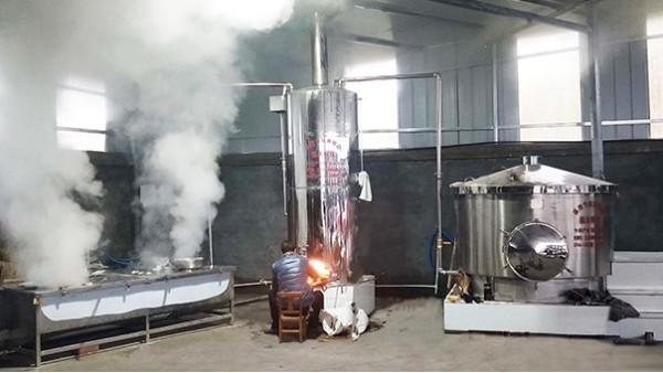 在外打工苦，走烤酒設(shè)備釀酒+酒糟養(yǎng)殖路，老婆孩子熱炕頭