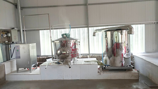 自從朱大哥換了這款小型白酒設(shè)備后，生意突然火了起來！