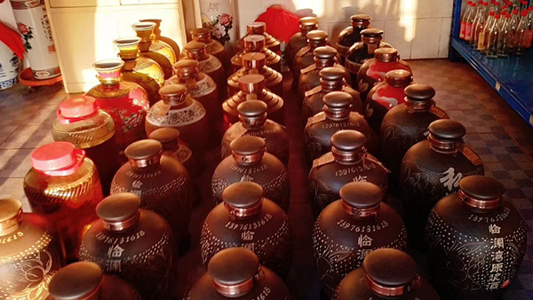 小型酒廠釀酒設(shè)備：想知道臨瀾灣純糧酒大賣全國(guó)的奧秘，請(qǐng)點(diǎn)這里