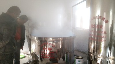 為什么越來越多的人選擇用不銹鋼釀酒設(shè)備回農(nóng)村開酒坊？