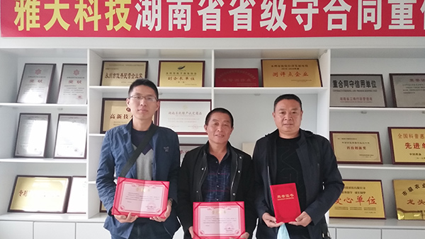 退休后在后花園裝套烤酒設(shè)備開酒坊，每天跟朋友約約酒，聊聊天！