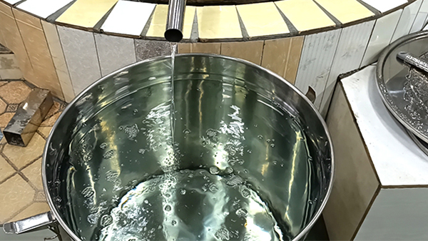 用釀酒蒸餾設(shè)備做酒，多少斤糧食才能出一斤酒。