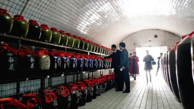 驚！原來用釀酒白酒設(shè)備釀造企業(yè)定制酒好處這么多！