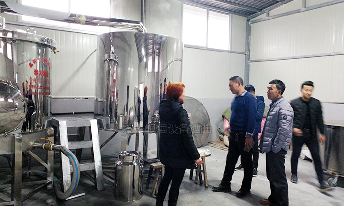 11.6第一批生產(chǎn)的拐棗酒，顧客反饋很好