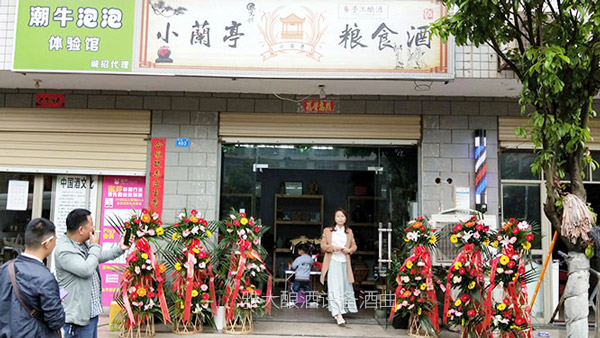 父親用純糧釀酒設(shè)備做酒 老婆看店我推廣，每天來(lái)買酒的人擠爆門檻