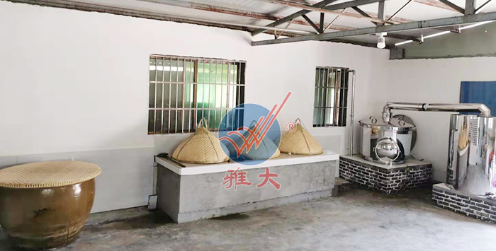 改造后的蒸酒車間設(shè)計(jì)合理，擺放整齊