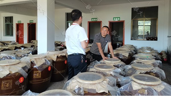 他引進(jìn)白酒釀造設(shè)備，返鄉(xiāng)當(dāng)起釀酒師，致富路上酒香四溢