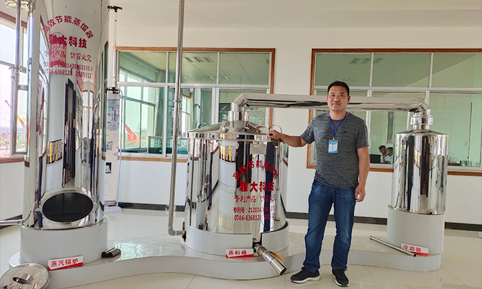 11.8山東類總來(lái)雅大考察小型燒酒設(shè)備