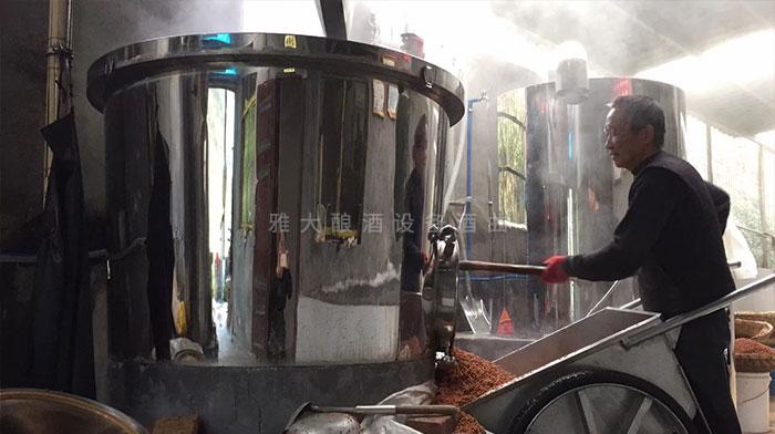 雅大側(cè)開(kāi)口設(shè)備出料方便，省時(shí)省力