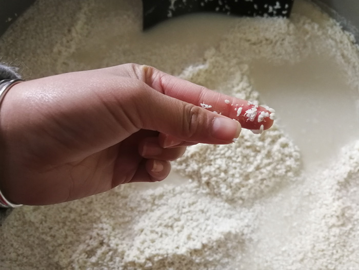 糯米浸泡4小時，米粒輕捏即碎