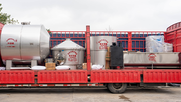 春分窖池醒｜懂行的老板已到雅大搶設(shè)備，今年頭茬酒就看這一窖！