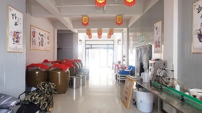 辛苦打工賺錢難，還不如買套蒸酒設(shè)備回家釀酒賺錢多！