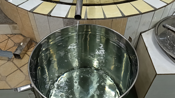 劉總回家開(kāi)大型釀酒設(shè)備酒廠，實(shí)現(xiàn)中年留守村民再就業(yè)！