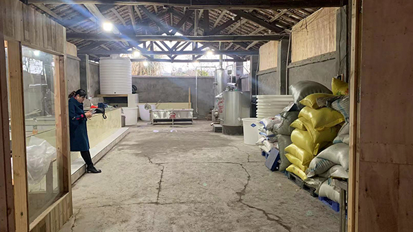 每天用不銹鋼釀酒設(shè)備烤2鍋酒，每鍋酒售價(jià)1800元