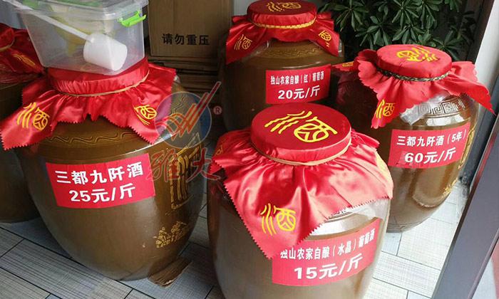 春節(jié)備貨大戰(zhàn)打響，用做酒設(shè)備釀酒的純糧酒坊已進入賣酒高峰 5.jpg