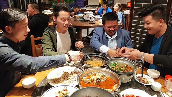 月圓中秋i憶家人！用蒸汽釀酒設備釀酒創(chuàng)業(yè)長久陪伴家人