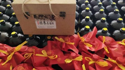 農(nóng)村老漢用山間野果結(jié)合現(xiàn)代制酒設(shè)備做酒，30元/斤還不愁賣