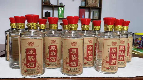 堅(jiān)持用白酒釀酒設(shè)備做純糧酒，每天釀2鍋酒還不夠賣！