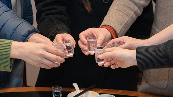 過年聚會(huì)，在酒桌上你們喜歡喝高度酒還是低度酒？