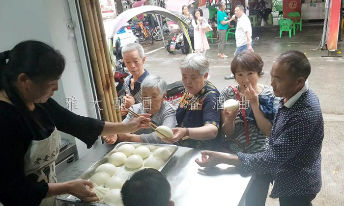 11.24-王姐用小型蒸酒設(shè)備開(kāi)酒坊，酒釀做饅頭，愛(ài)情事業(yè)雙豐收包子店