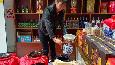 用熟料釀酒設(shè)備開家酒坊現(xiàn)蒸現(xiàn)賣，怎樣選址你清楚嗎